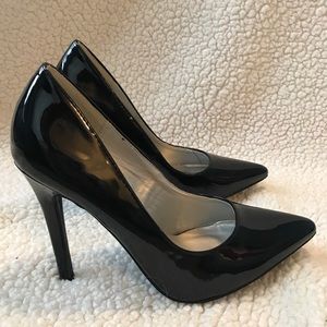 Hot Tomato >> Shiny Black Pumps